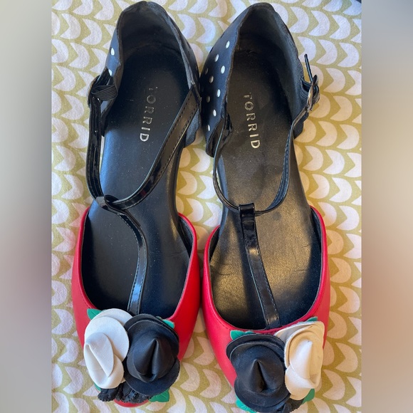 Adorable Torrid strappy Mary Janes with 3D flowers, retro inspired size 8 - Picture 2 of 5